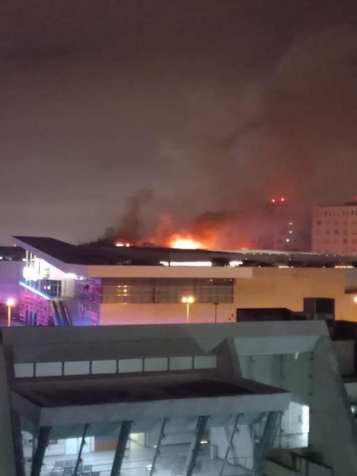 Los cuerpos de bomberos trabajaron durante más de tres horas para combatir el fuego en el centro comercial de Mérida. 