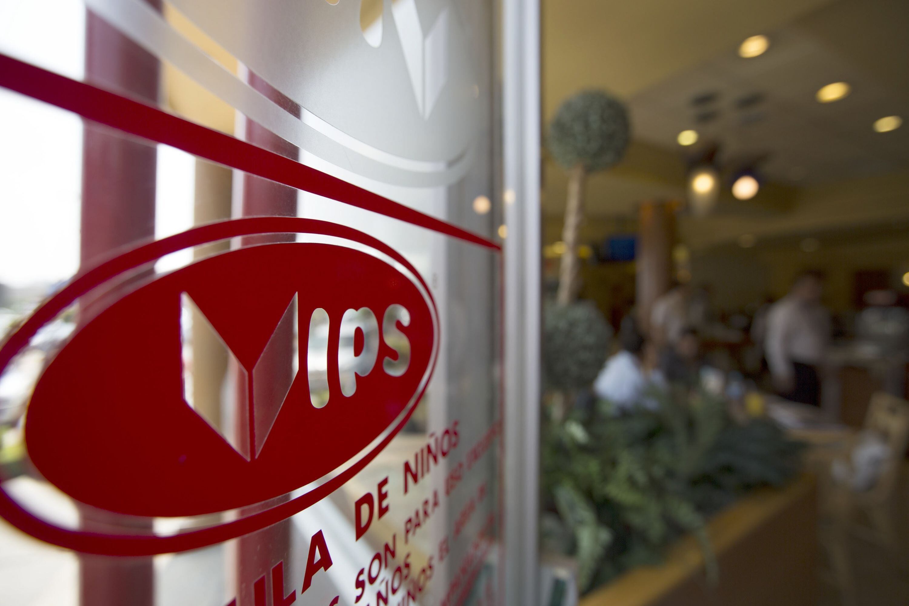 Alsea confirma embargo de cuentas por el SAT debido a adeudo tras compra de Vips