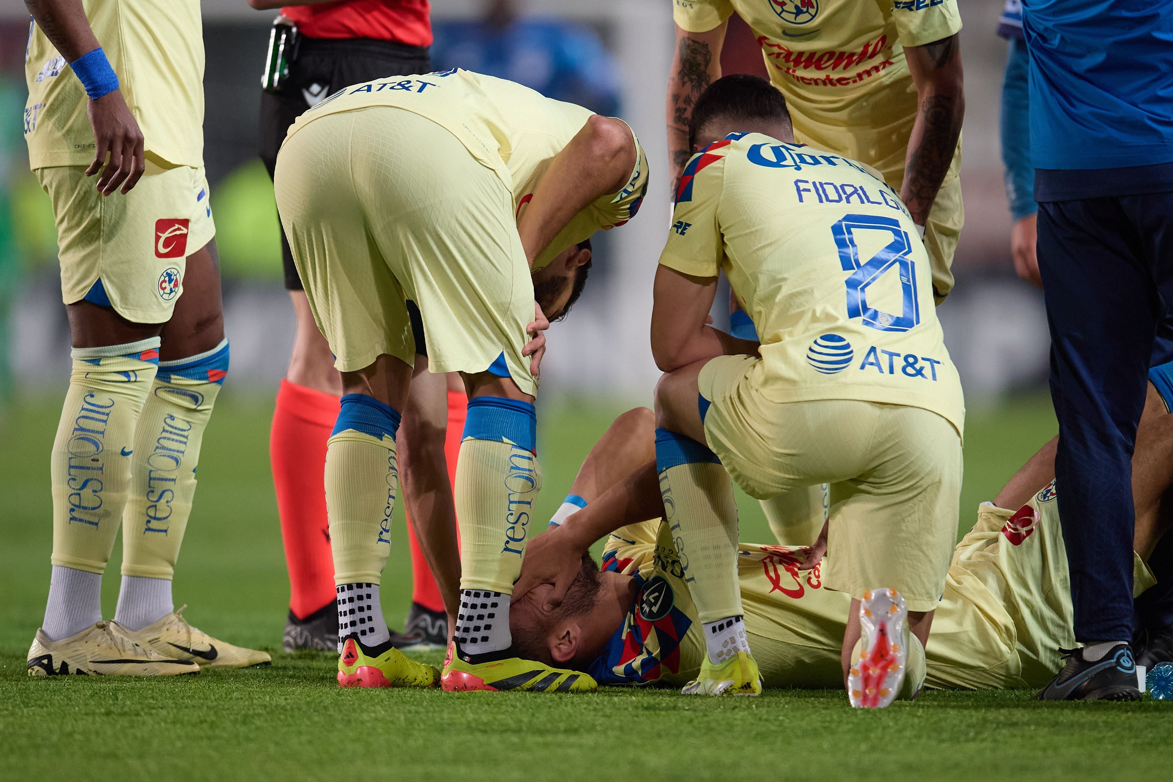 Sebastián Cáceres sale en el primer tiempo por una lesión. (Foto: Mexsport)