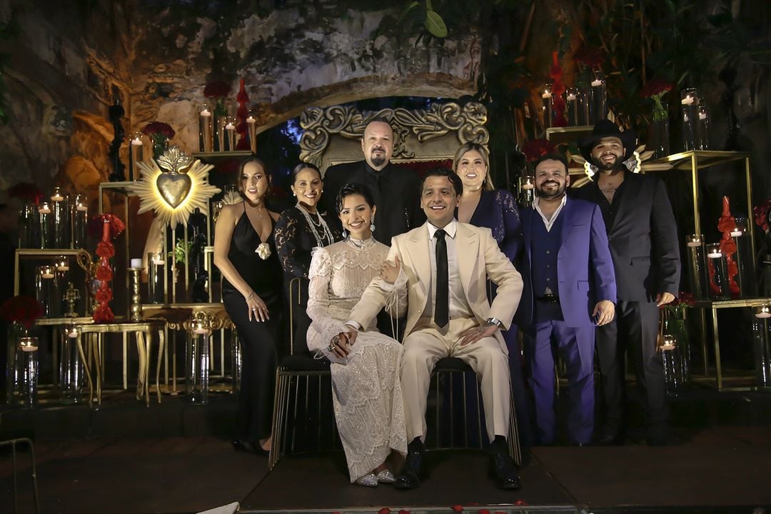 Familia Aguilar con Nodal y Ángela en su boda, realizada este 24 de julio. (Fotógrafo @carloslatapi / Instagram @pepeaguilar_oficial)