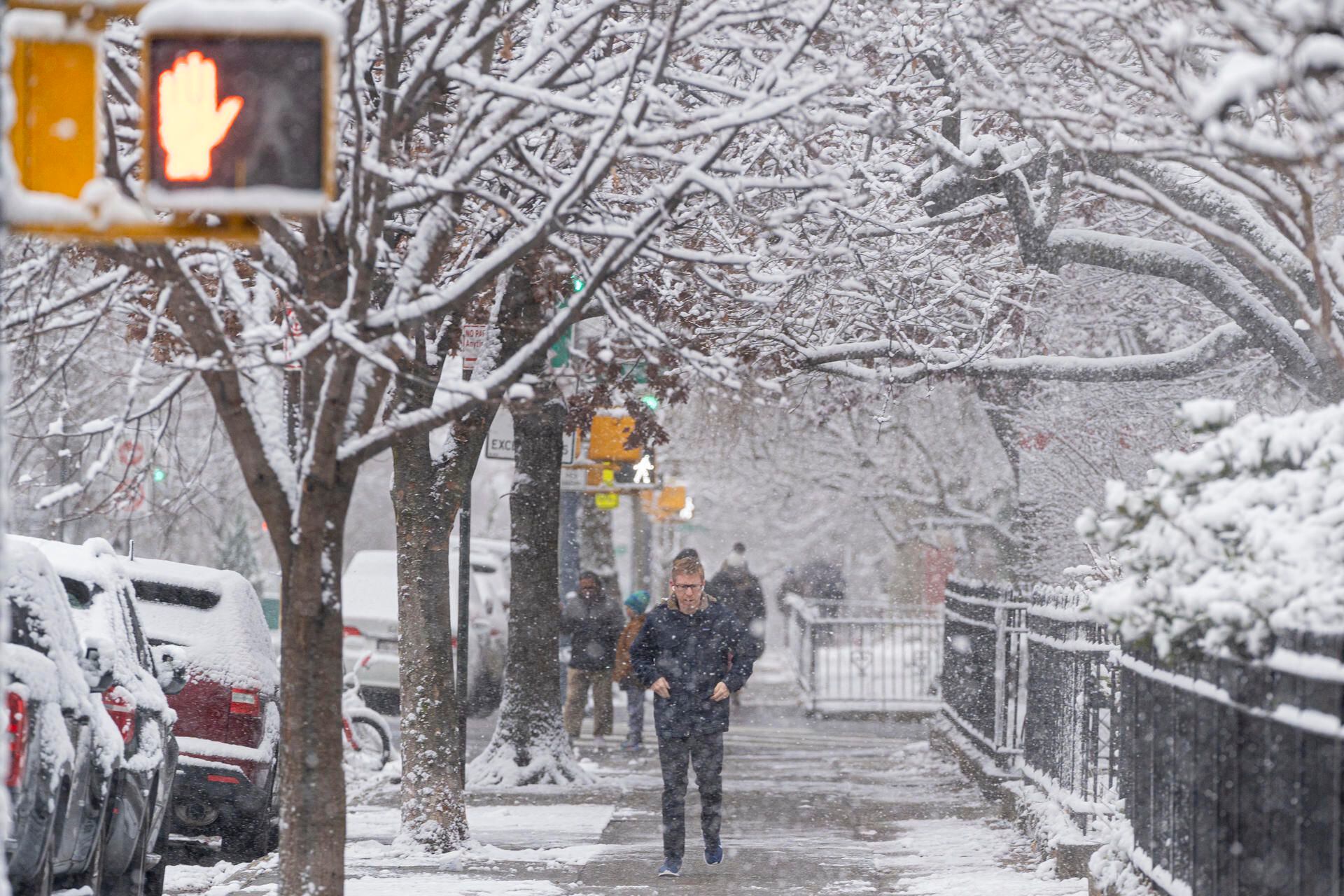 Varios estados en EU esperan la caída de nieve y carreteras resbaladizas.