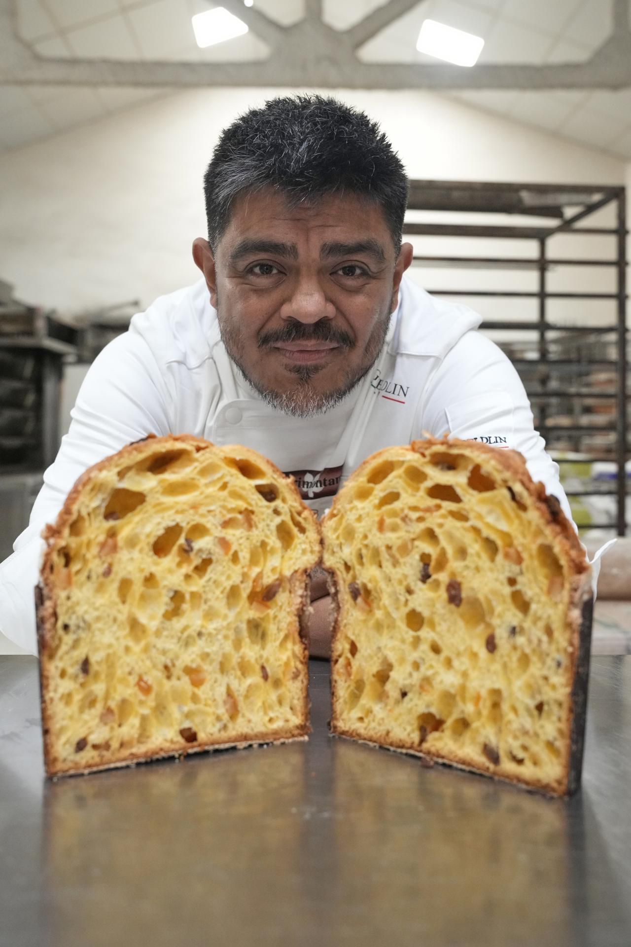 Ton Cortés se mudó a Barcelona hace 20 años con el objetivo de estudiar música y 8 años más tarde abrió su propia panadería. (Foto: EFE/ Alejandro García)