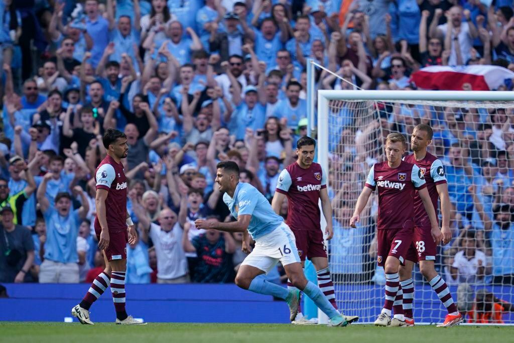 Rodrigo celebra tras anotar el tercer gol del Manchester City ante West Ham en la Liga Premier, el domingo 19 de mayo de 2024. (Foto: AP).