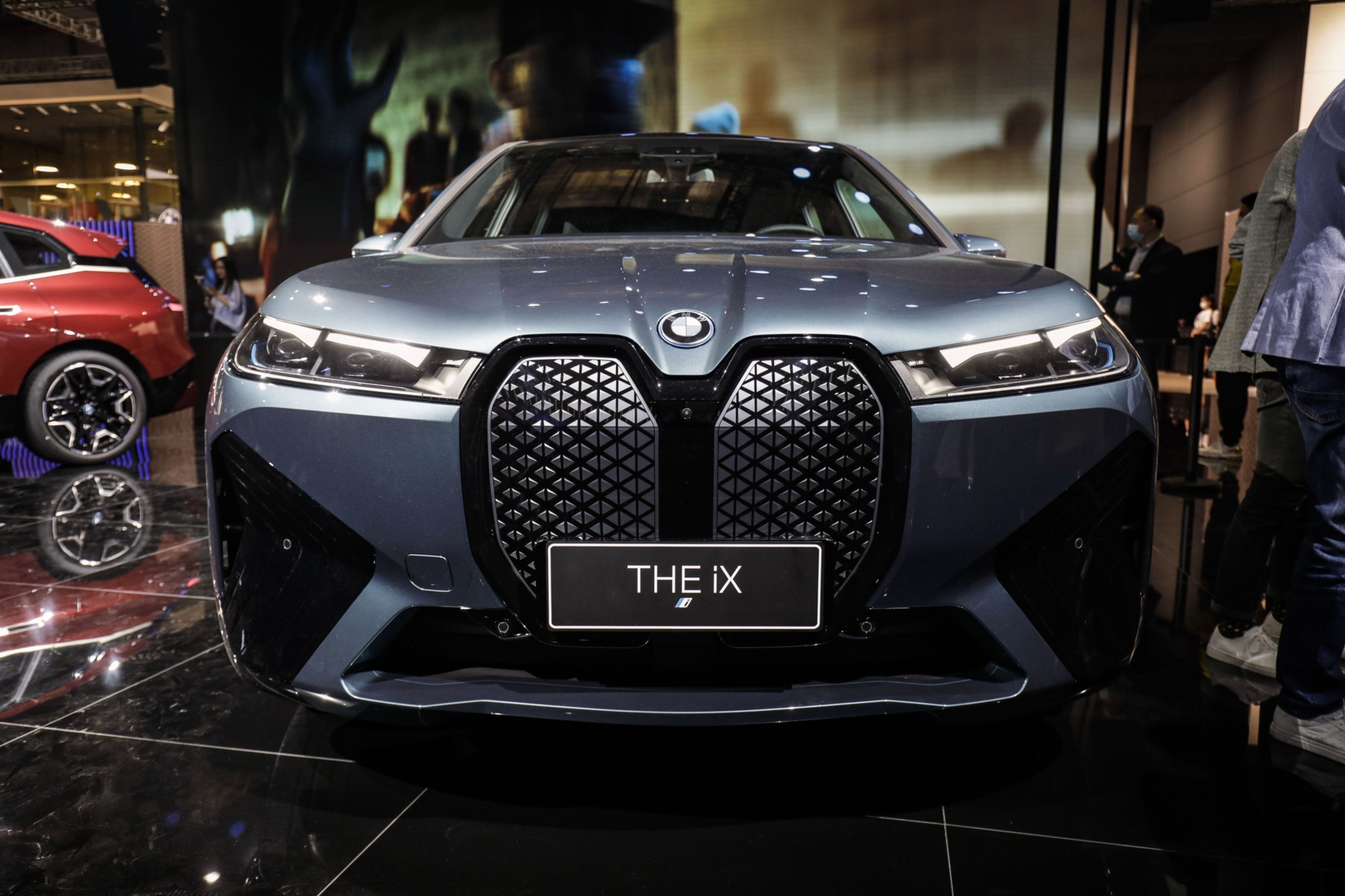 BMW reinventa sus parrillas icónicas en autos eléctricos 