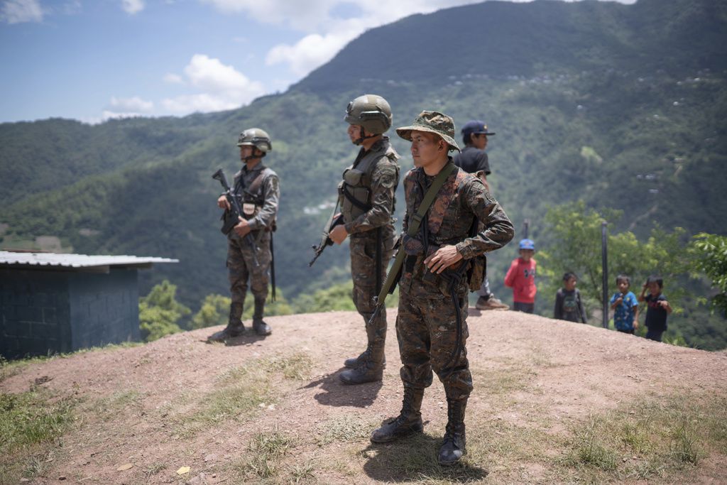 Soldados guatemaltecos hacen guardia en Ampliación Nueva Reforma, Huehuetenango, Guatemala. (Foto: AP)