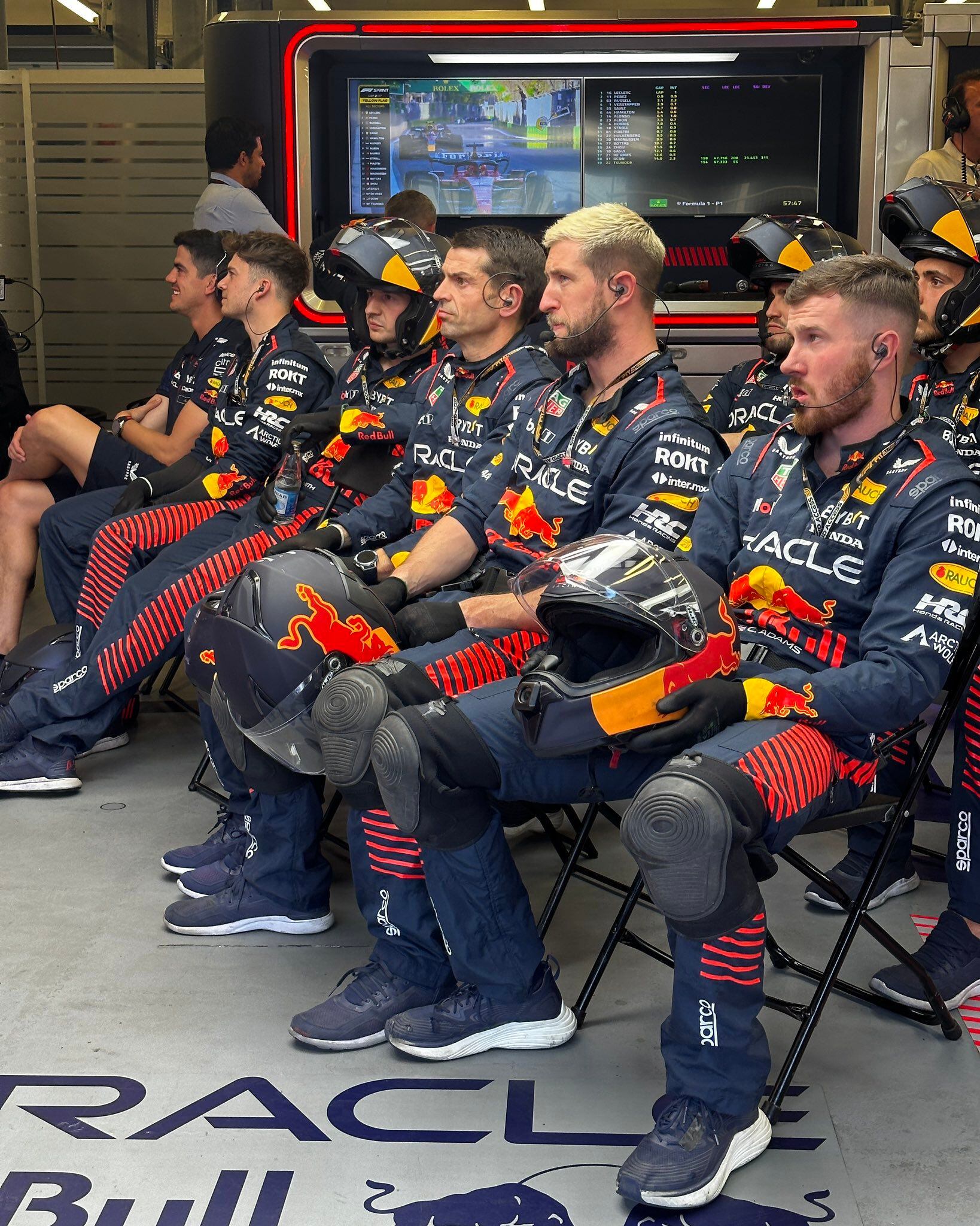 Miembros del equipo Red Bull, atentos a la carrera de Checo.