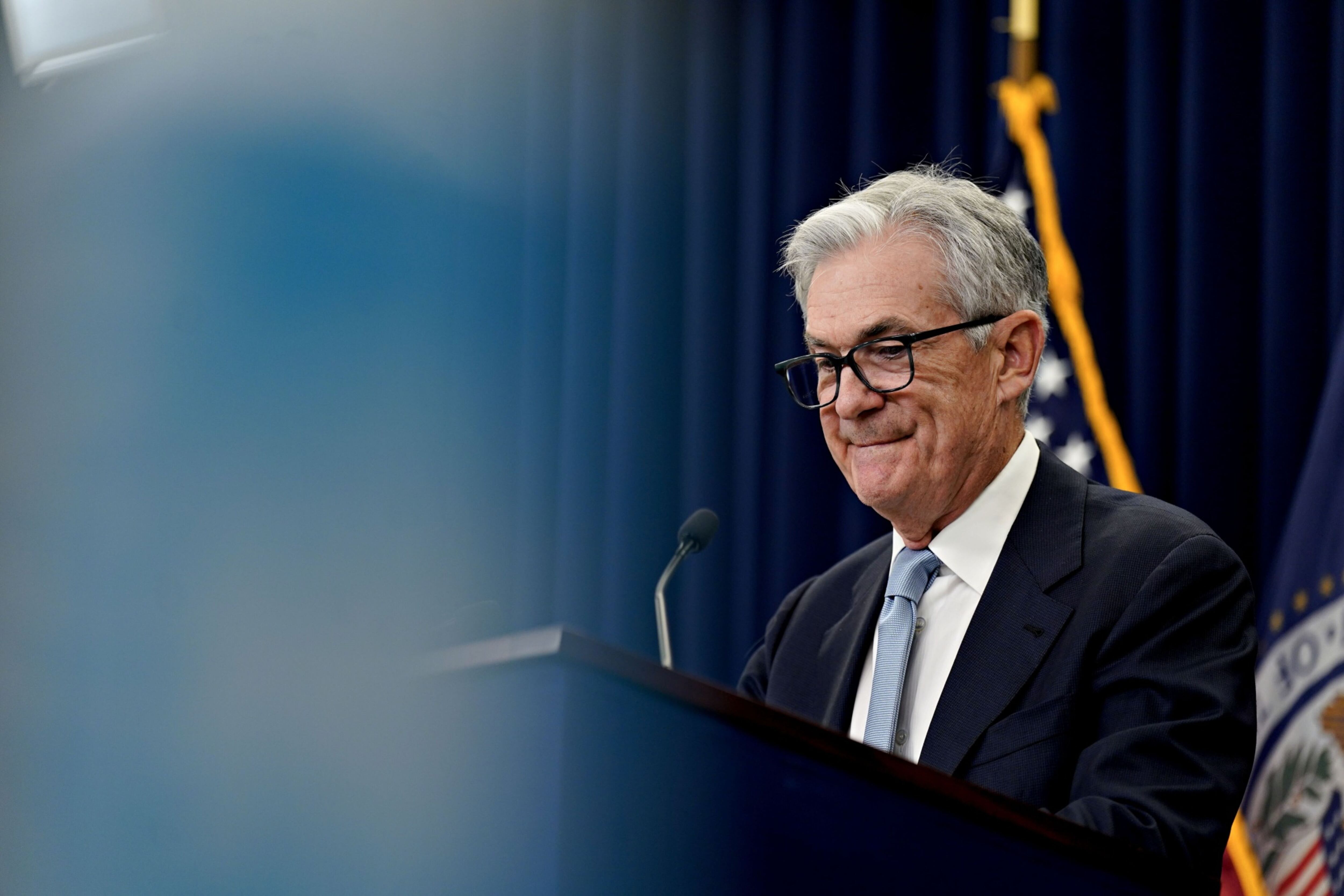 Fed admite que sí analizó pausar aumentos a tasa por crisis bancaria
