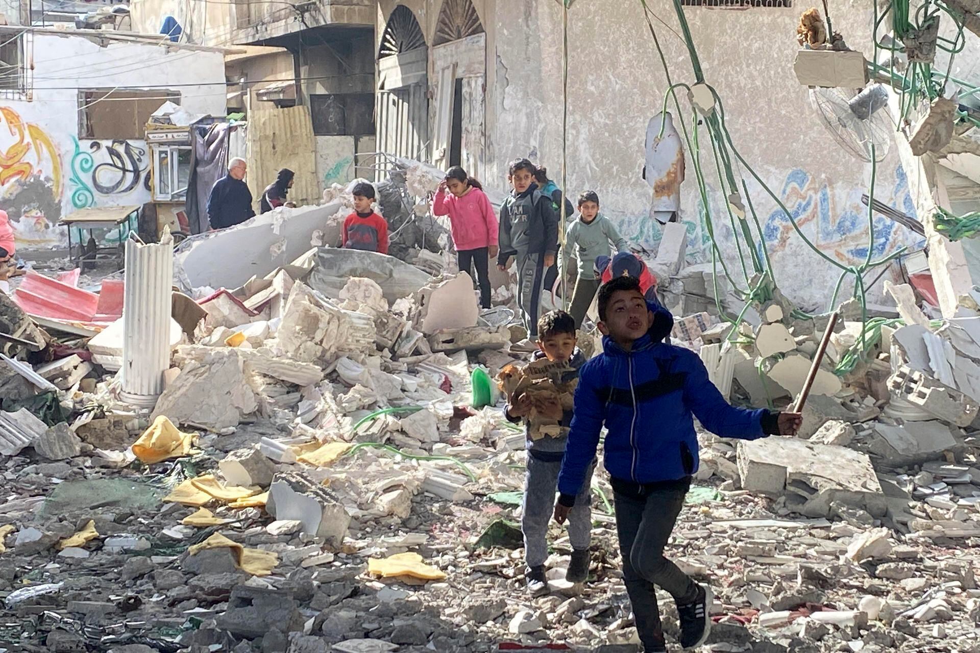 Israel ataca Rafah, ciudad de Gaza a donde más de 1 millón de personas huyeron para refugiarse