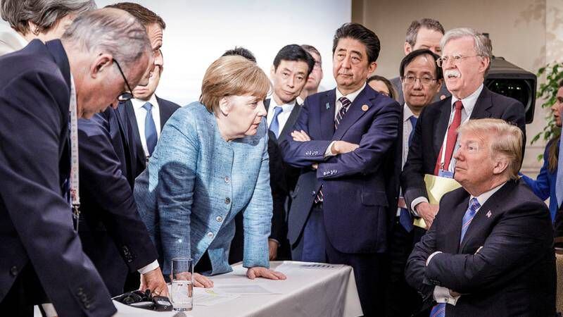 Fotografía sobre un desacuerdo entre Donald Trump y otros líderes mundiales.
