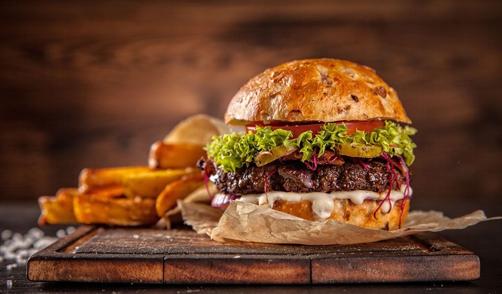 Además de los platillos típicos de Nueva Orleans, se encontrarán aquellos tradicionales del evento deportivo, como hamburguesas y alitas. (Foto: Especial)