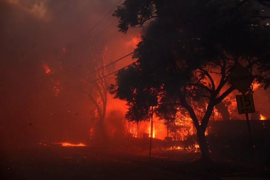 Una casa arde por el incendio forestal de Palisades en Pacific Palisades. Foto: EFE