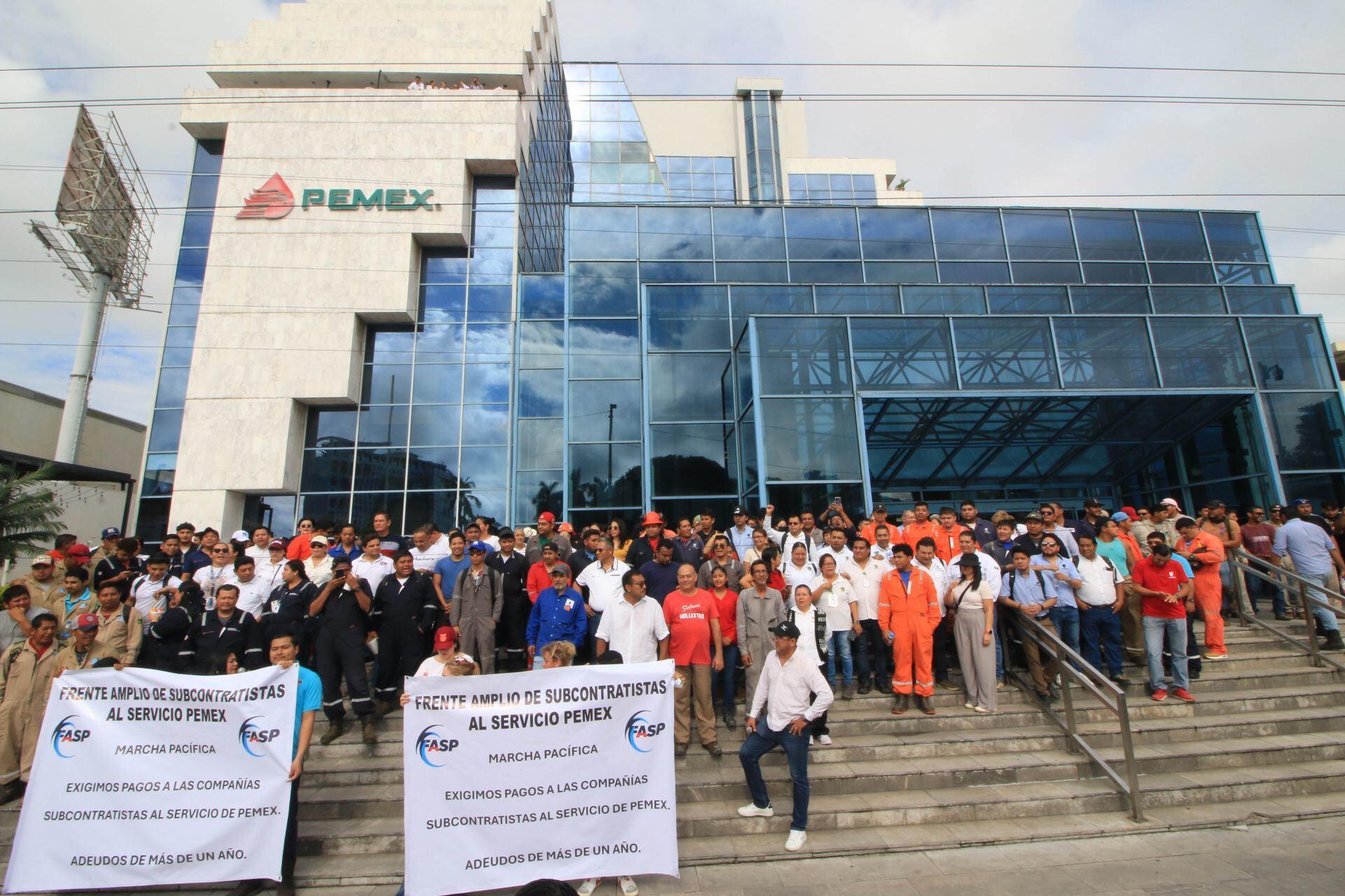 Empresarios del Frente Amplio de Subcontratistas al Servicio de Pemex (FASP) protestaron para exigir el pago de adeudos millonarios pendientes desde hace un año. 