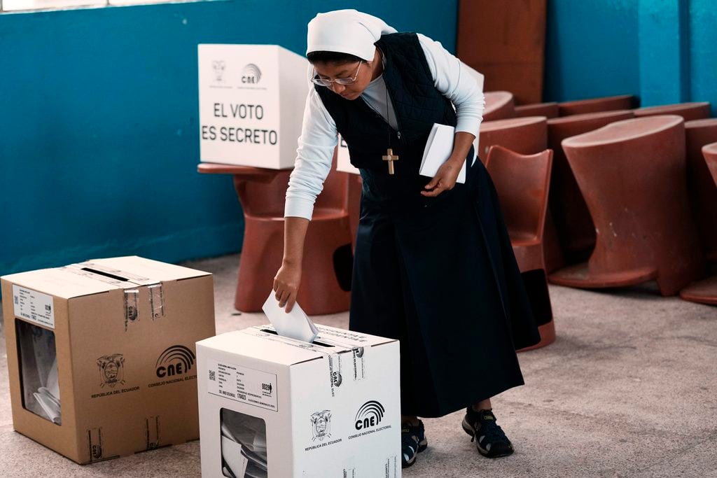 Una monja vota durante las elecciones presidenciales en Quito, Ecuador. (Foto AP/Dolores Ochoa)