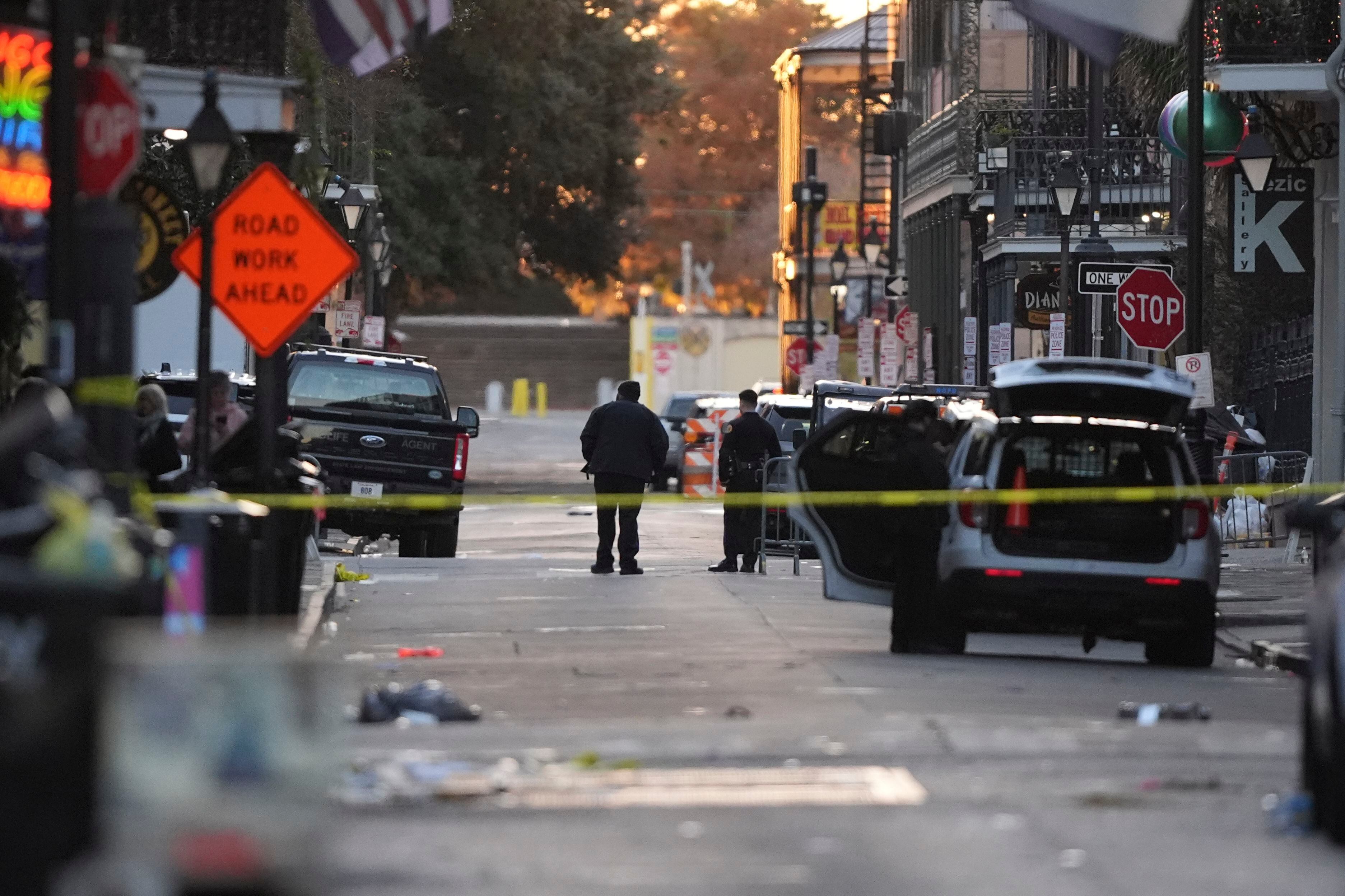 Personal de emergencias acordona una zona en que un vehículo arrolló a una multitud en el cruce de las calles Canal y Bourbon de Nueva Orleans, el miércoles 1 de enero de 2025. (AP Foto/Gerald Herbert)