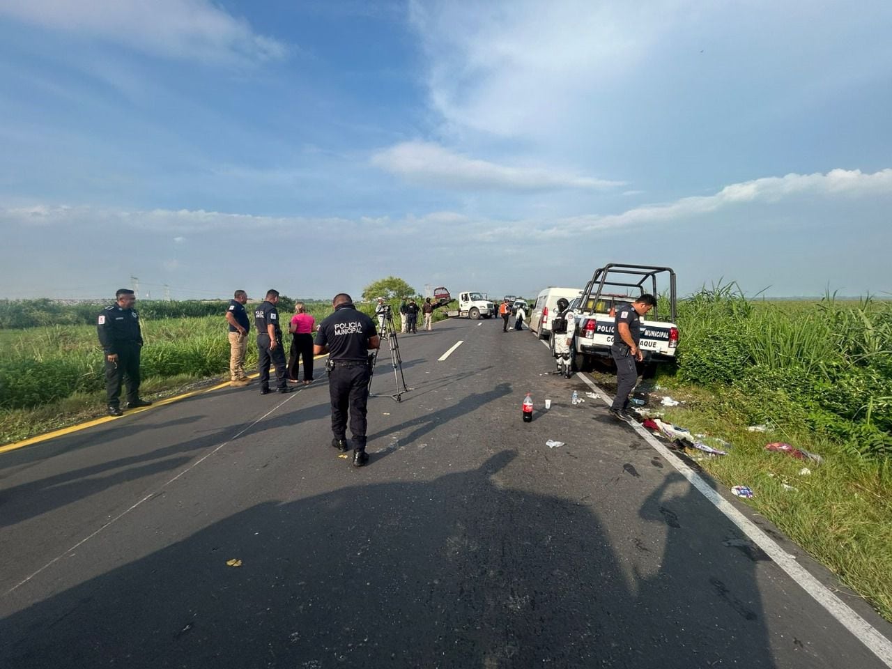 Camioneta que transportaba personas migrantes vuelva en Veracruz; hay 12 heridos