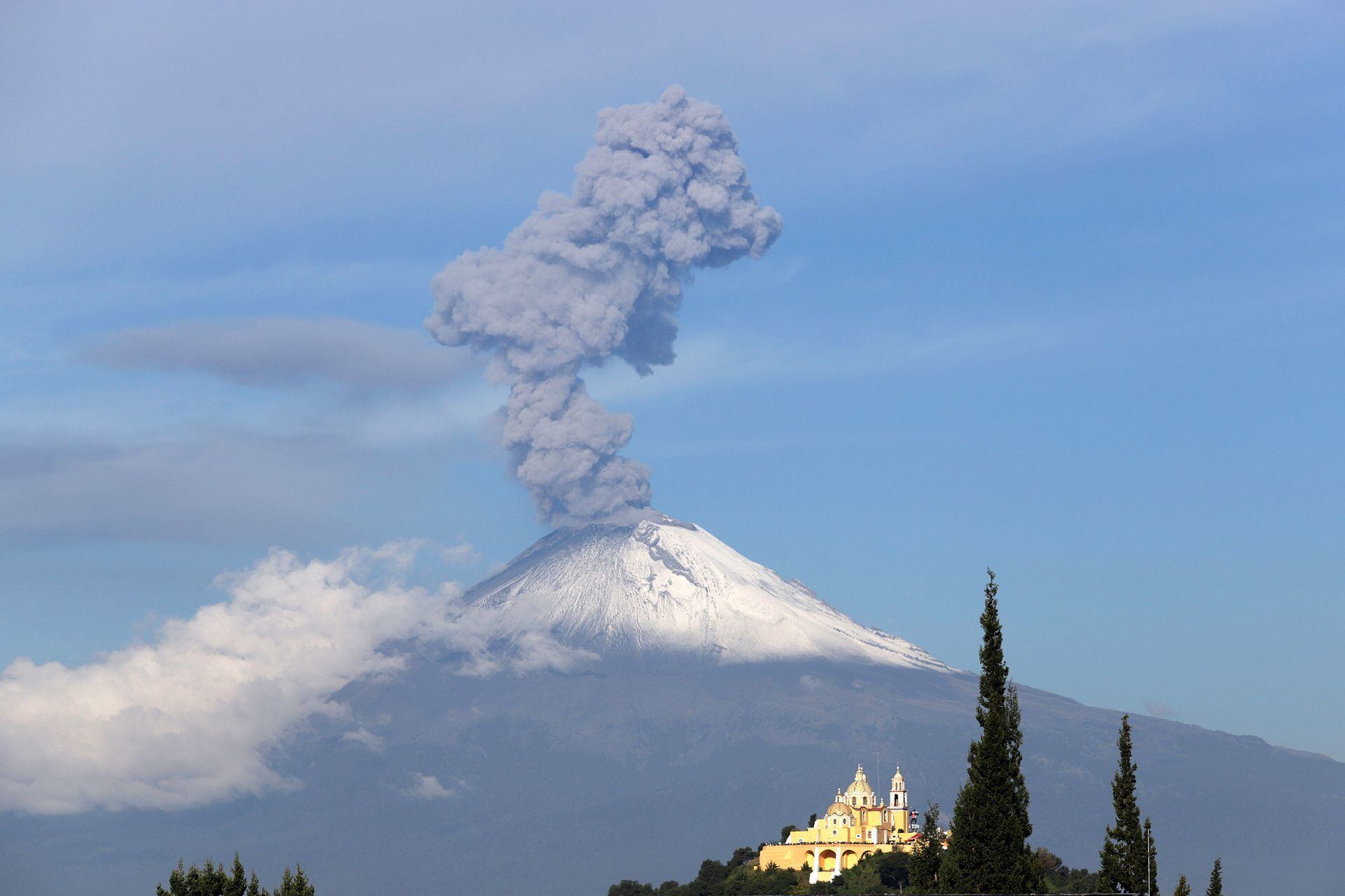 Alpinista muere y otro resulta herido tras caer a un barranco en el volcán Popocatépetl