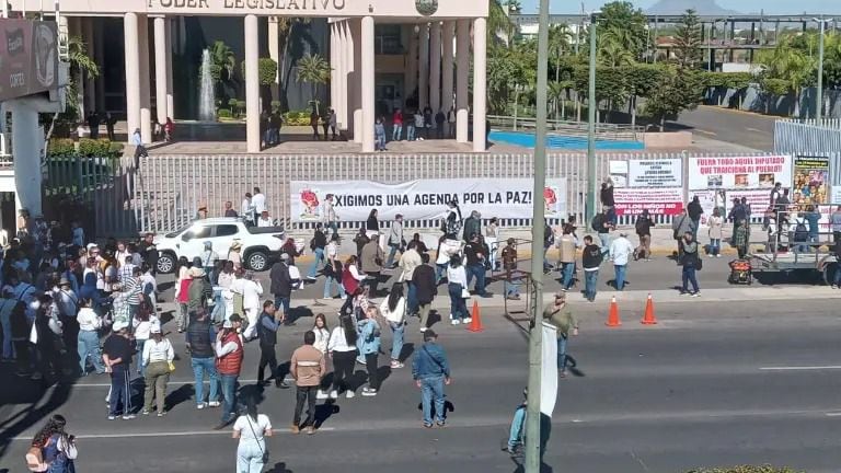 Avenidas y calles aledañas al Congreso de Sinaloa fueron bloqueadas por manifestantes que pedían la renuncia del gobernador de Sinaloa.  [Fotografía. Carlos Velázquez Martínez]