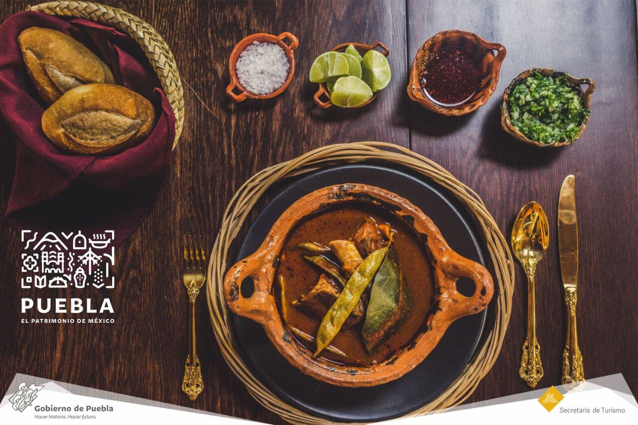 En su salsa, el mole de cadera lleva diversos chiles como guajillo, serrano y cuicateco. (Foto: Facebook / Secretaría de Turismo Puebla)