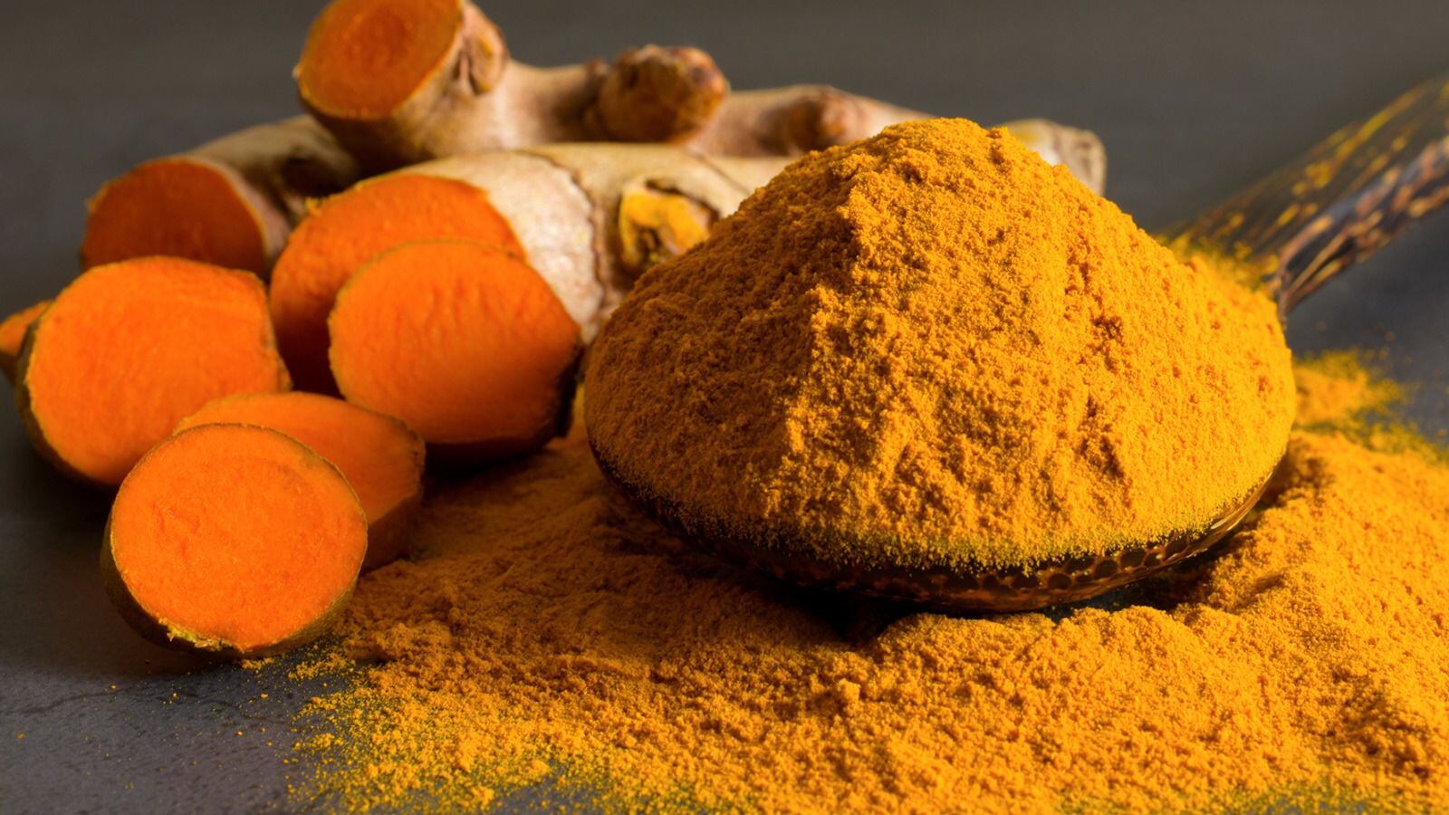 Además de la raíz, la cúrcuma también se presenta en un polvo de color naranja. (Foto: Shutterstock)