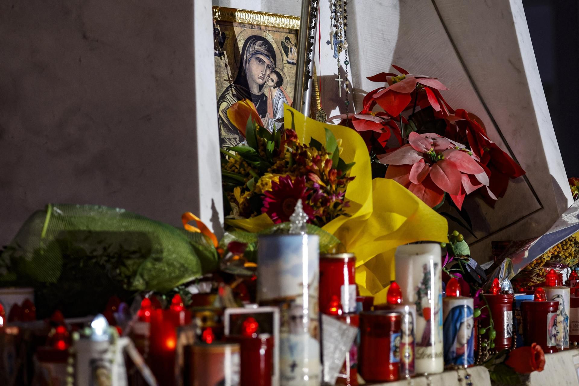 Velas y flores colocadas a los pies de la estatua del papa Juan Pablo II situada frente al hospital Gemelli de Roma, donde está ingresado el papa Francisco. EFE/EPA/FABIO FRUSTACI
