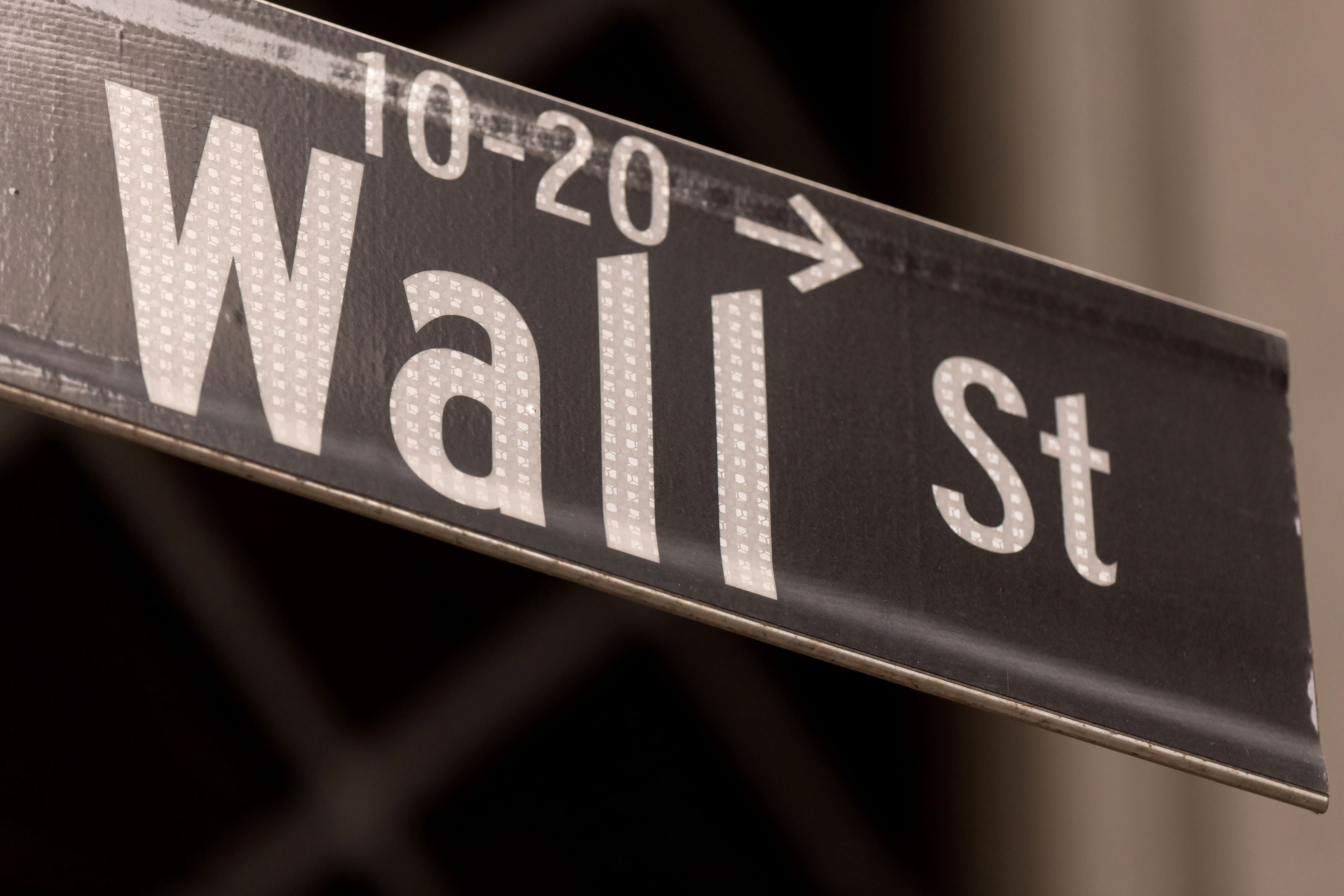 Wall Street gana pese a la tensión política en EU: Nasdaq sube 0.27%