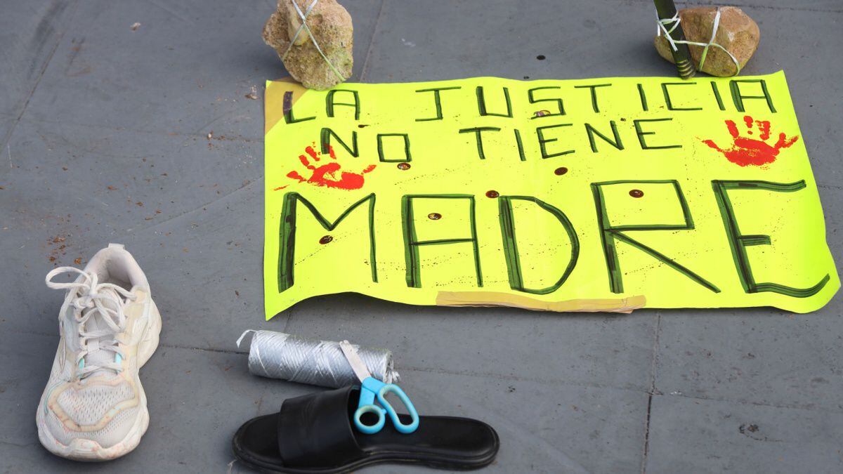 Un grupo de madres buscadoras coloca carteles frente al Palacio de Gobierno de Chiapas. (Foto: EFE)
