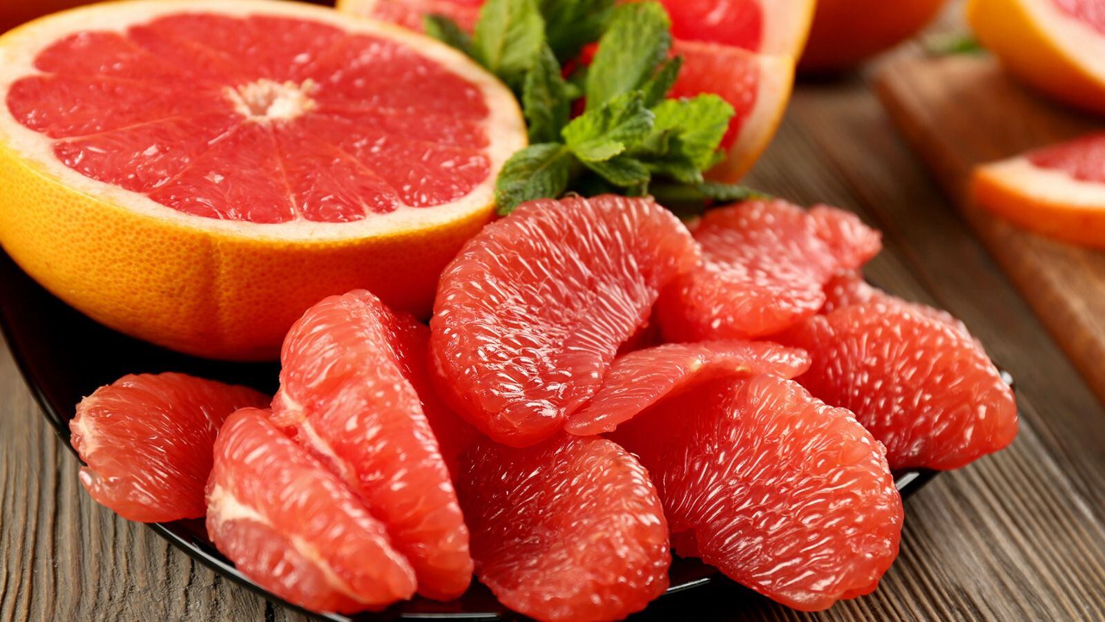 La toronja tiene vitaminas y nutrientes que evitan algunos padecimientos. (Foto: Shutterstock)