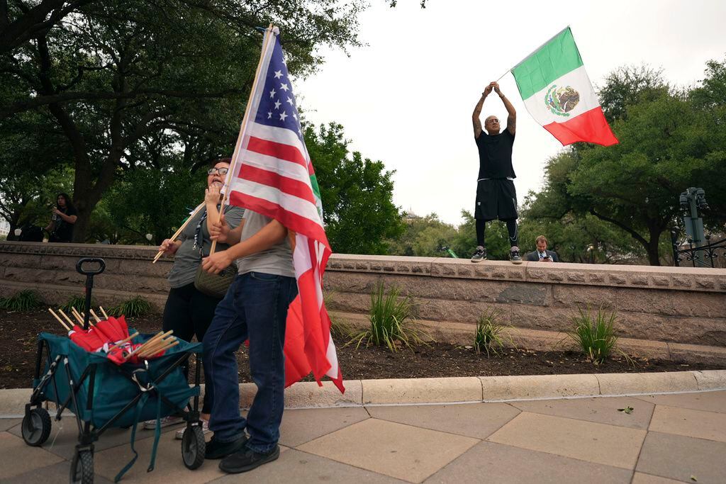 Manifestantes con la bandera de Estados Unidos y la de México se reúnen en las inmediaciones del Capitolio de Texas, el miércoles 5 de febrero de 2025, en Austin, Texas. (AP Foto/Eric Gay)