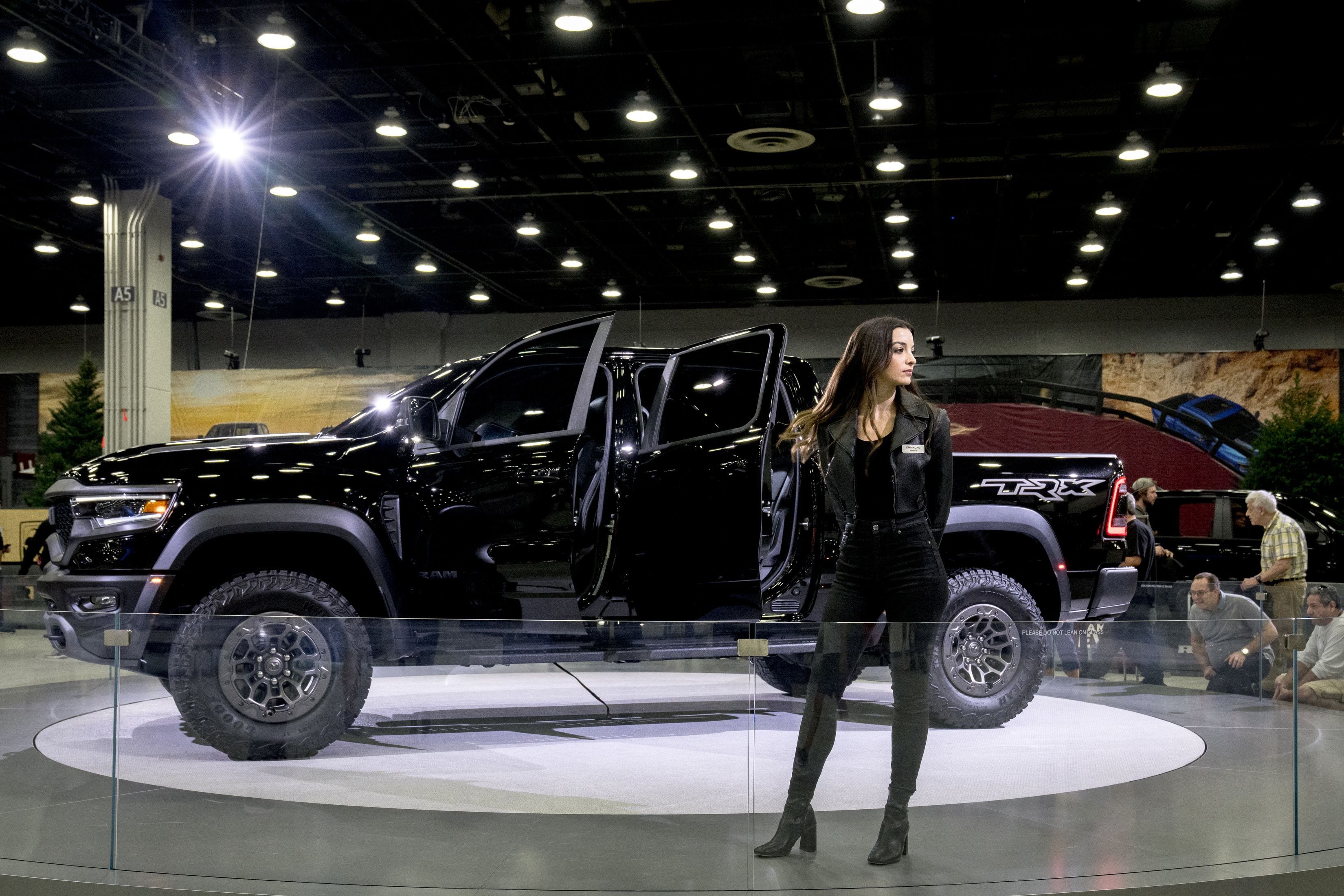 La camioneta Ram 1500 TRX 2024 durante el Salón Internacional del Automóvil de Norteamérica (NAIAS) en Detroit, Michigan.