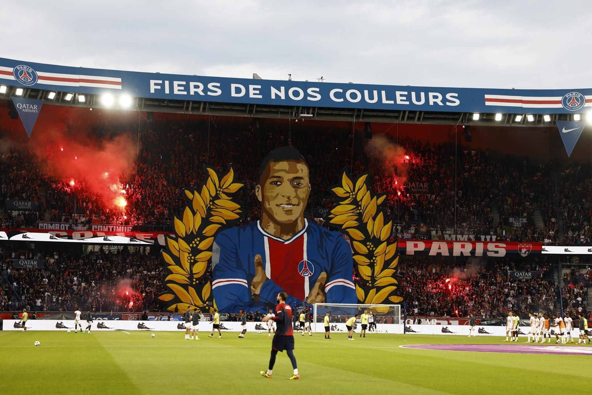 Aficionados del PSG muestran un tifo con una imagen de Kylian Mbappé antes del partido de fútbol de la Ligue 1 francesa entre el París Saint-Germain (PSG) y el Toulouse (TFC) en París, Francia, el 12 de mayo de 2024. (Foto: EFE).