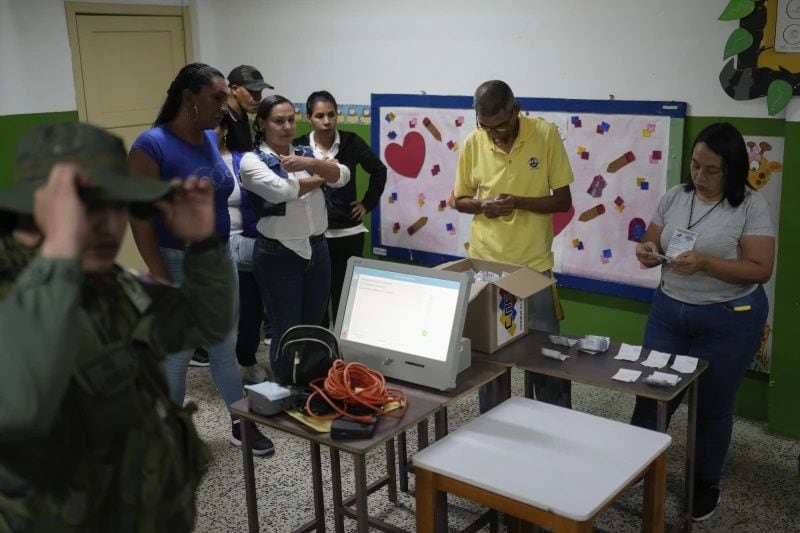 Funcionarios electorales cuentan los votos luego del cierre de las urnas para las elecciones presidenciales en Caracas, Venezuela, el domingo 28 de julio de 2024. Foto: AP