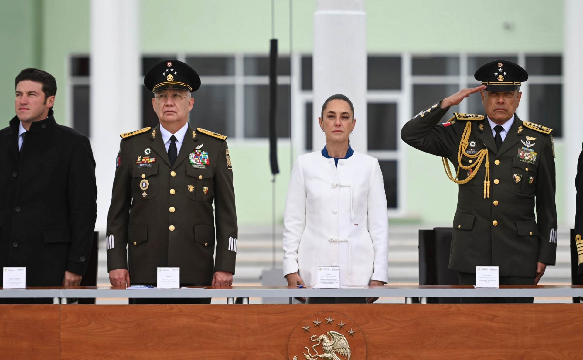 Claudia Sheinbaum y Ricardo Trevilla Trejo, secretario de la Defensa Nacional, encabezaron el 112 aniversario del Día del Ejército Mexicano.