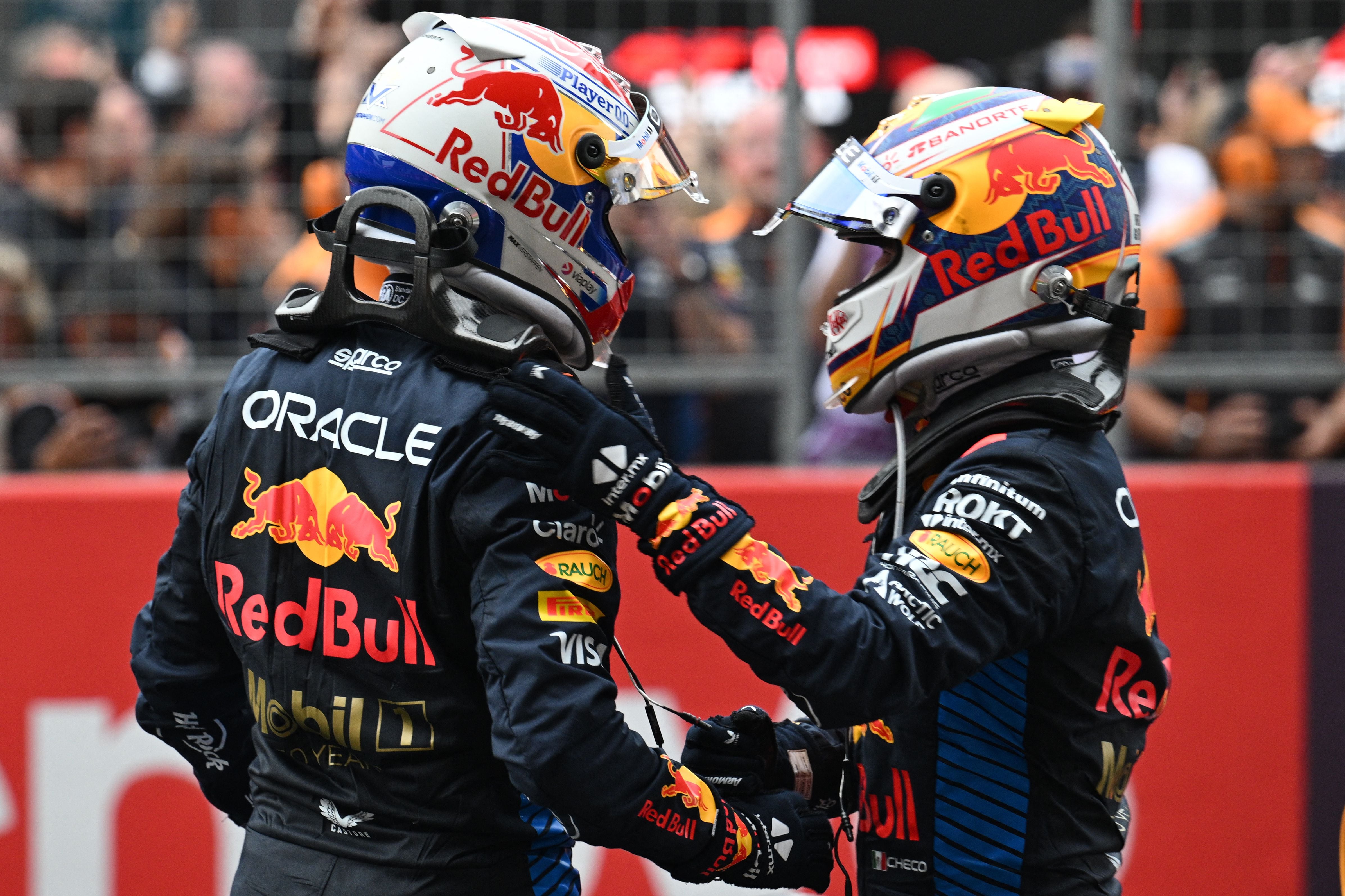 'Checo' Pérez y Max Verstappen celebrando una de sus victorias.