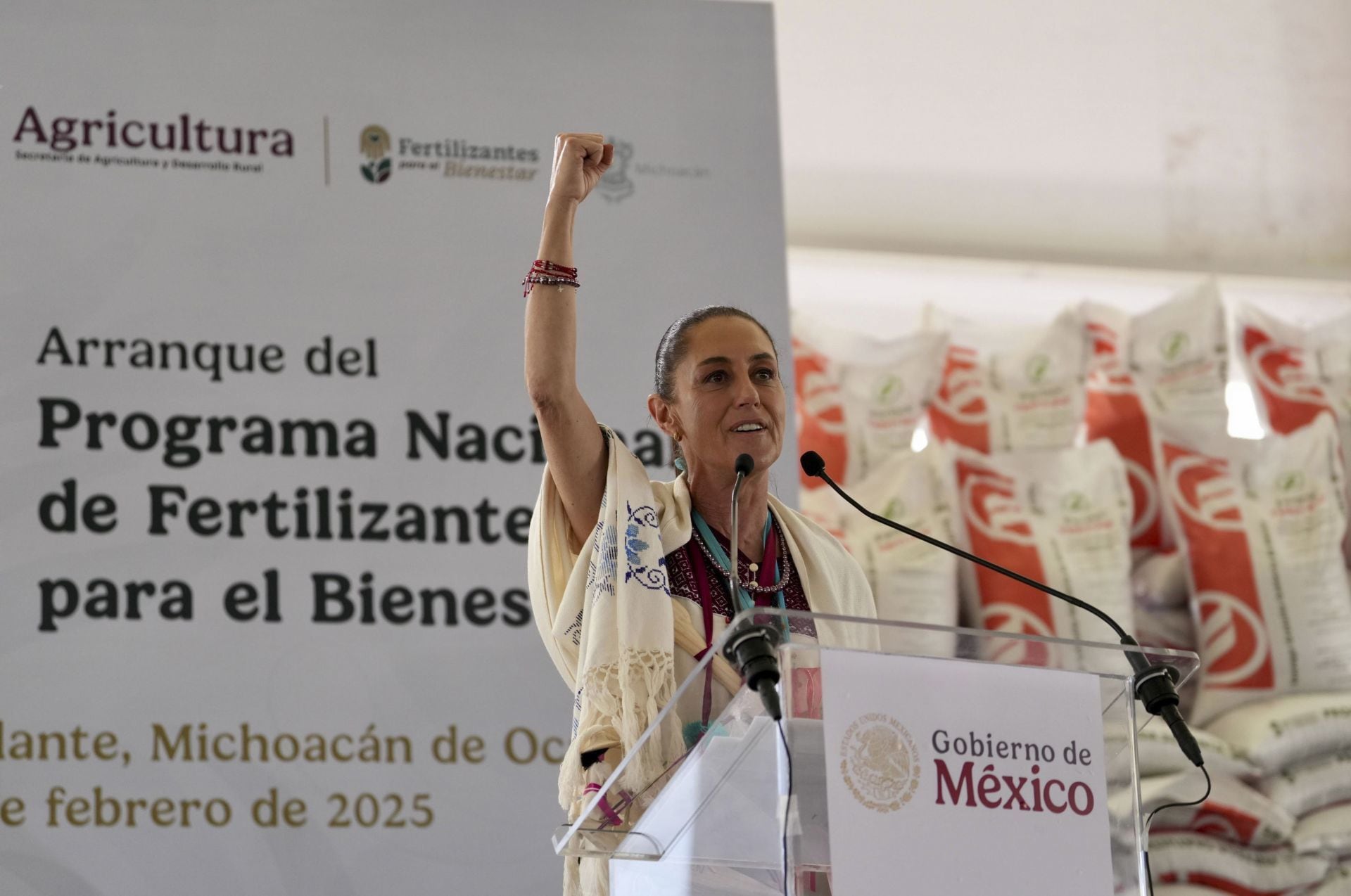 Claudia Sheinbaum encabezó la entrega de fertilizantes a agricultores de la comunidad de Salvador Escalante, Michoacán. 