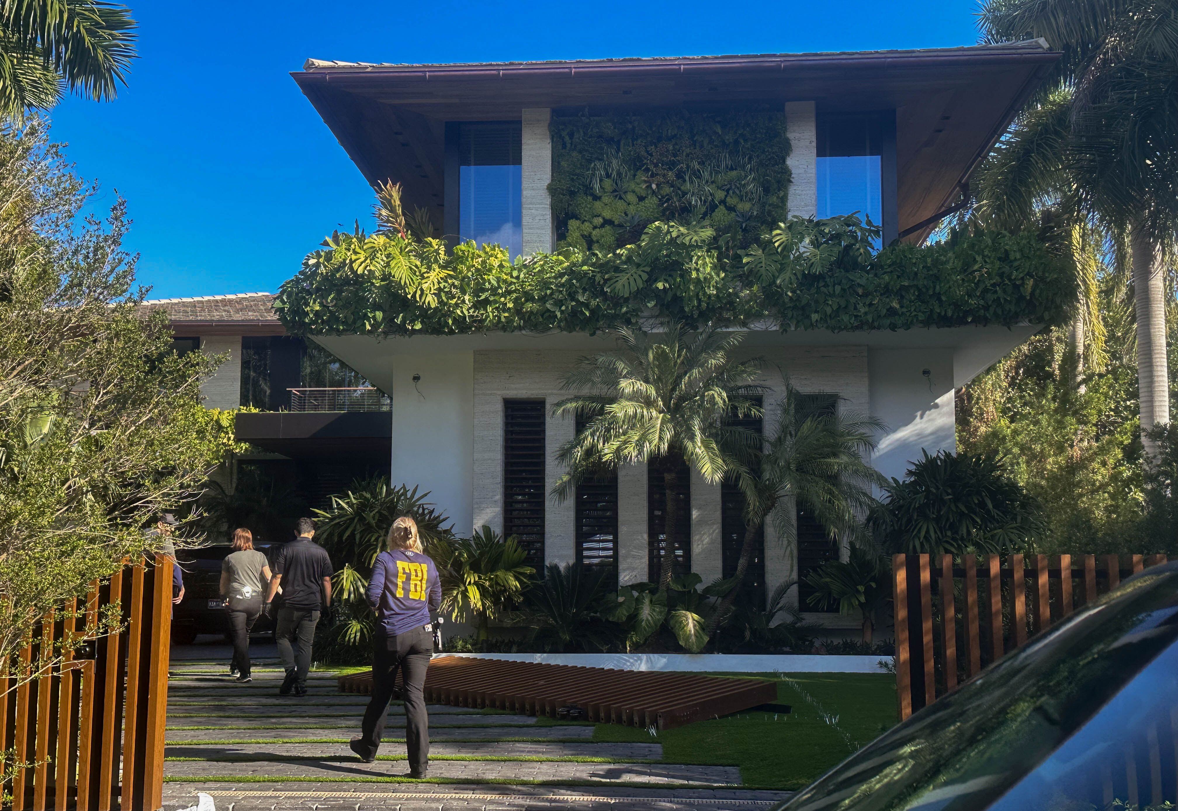 Un agente del FBI afuera de la casa de Oren Alexander durante una redada en Miami Beach el 11 de diciembre. (Foto: Anna Kaiser/Bloomberg)