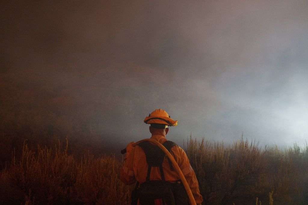Un bombero observa las llamas de un incendio activo en Gorman, California.