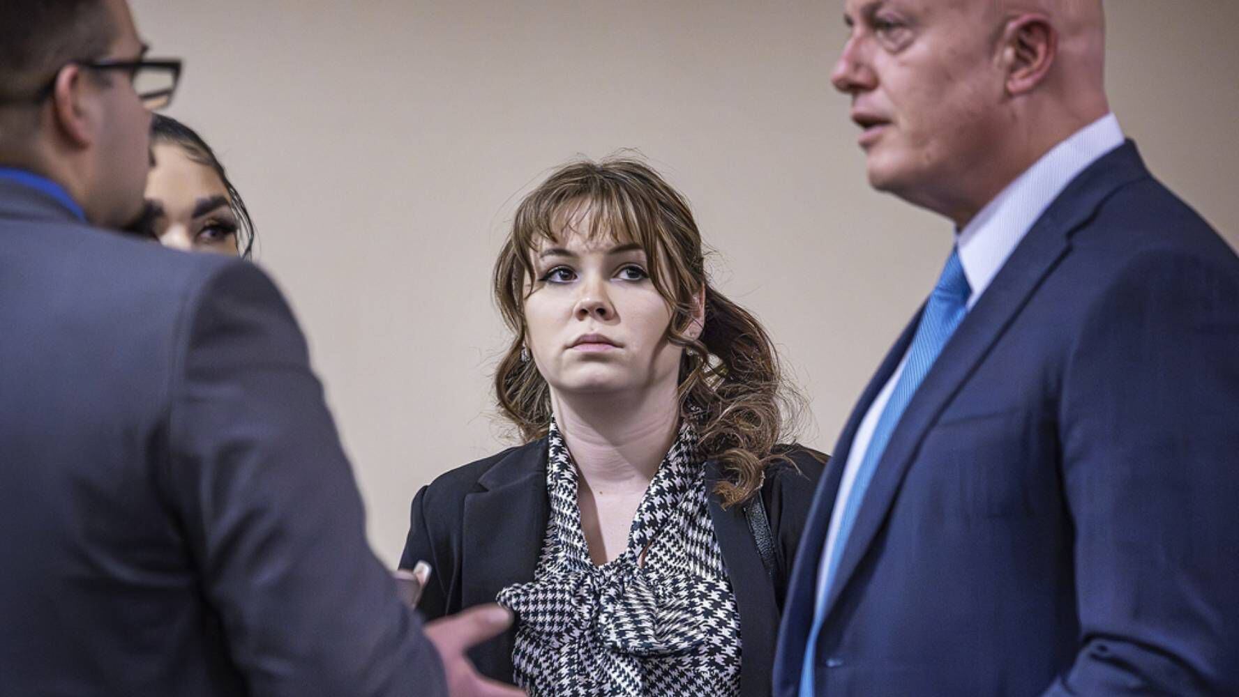 Hannah Gutiérrez-Reed, armera de la película 'Rust' enfrentó un juicio por homicidio involuntario. (Foto: AP).