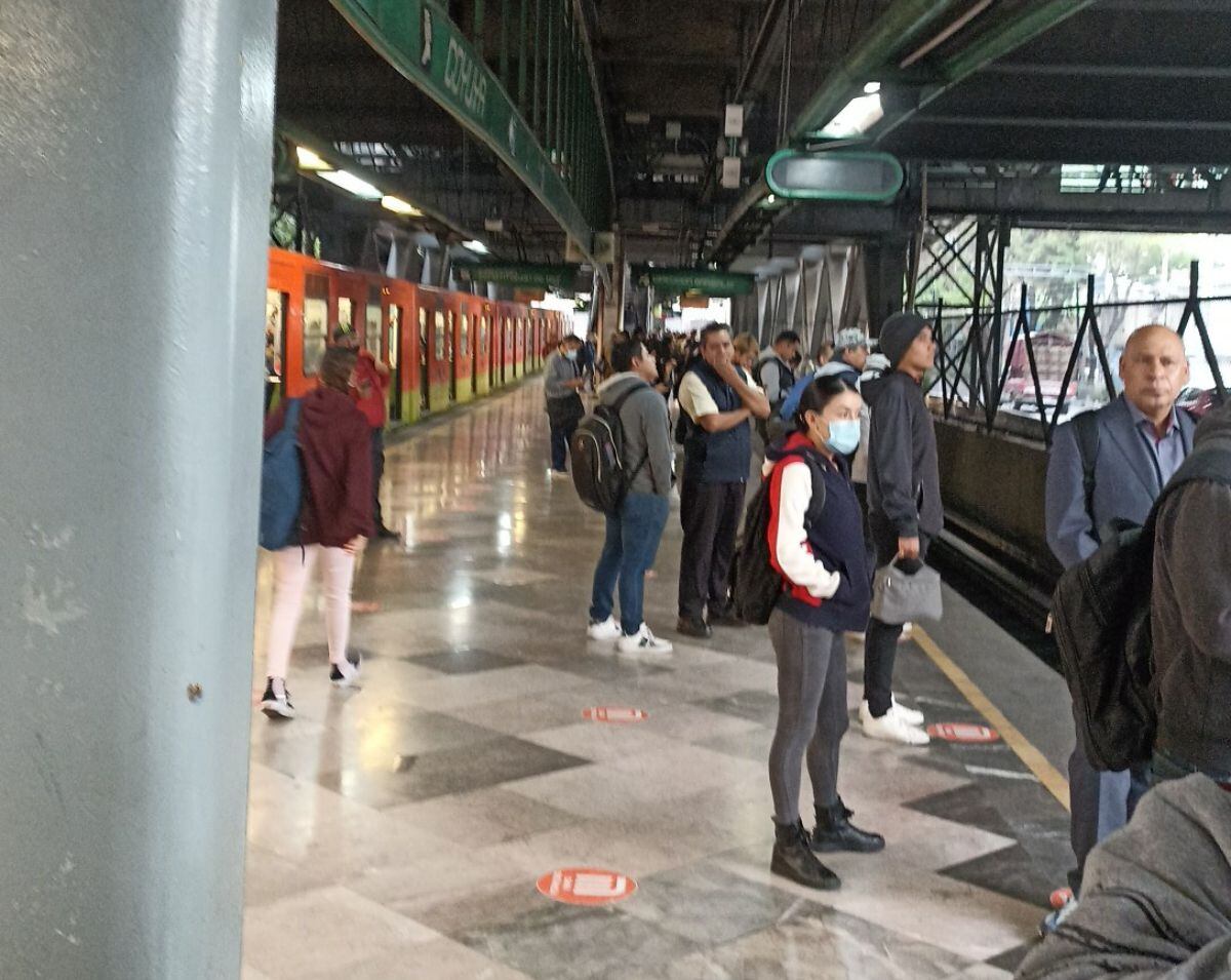 Línea 8 del Metro CDMX ‘varada’: Se detiene hasta 20 minutos por estación 