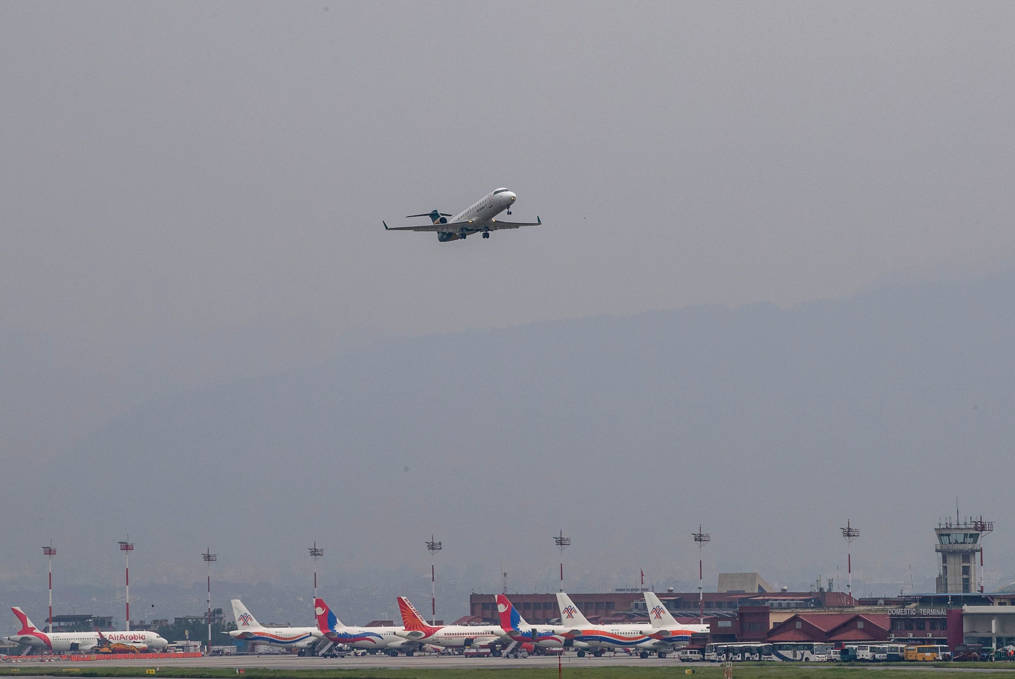 Desaparece en Nepal un avión con 22 tripulantes; clima dificulta la búsqueda