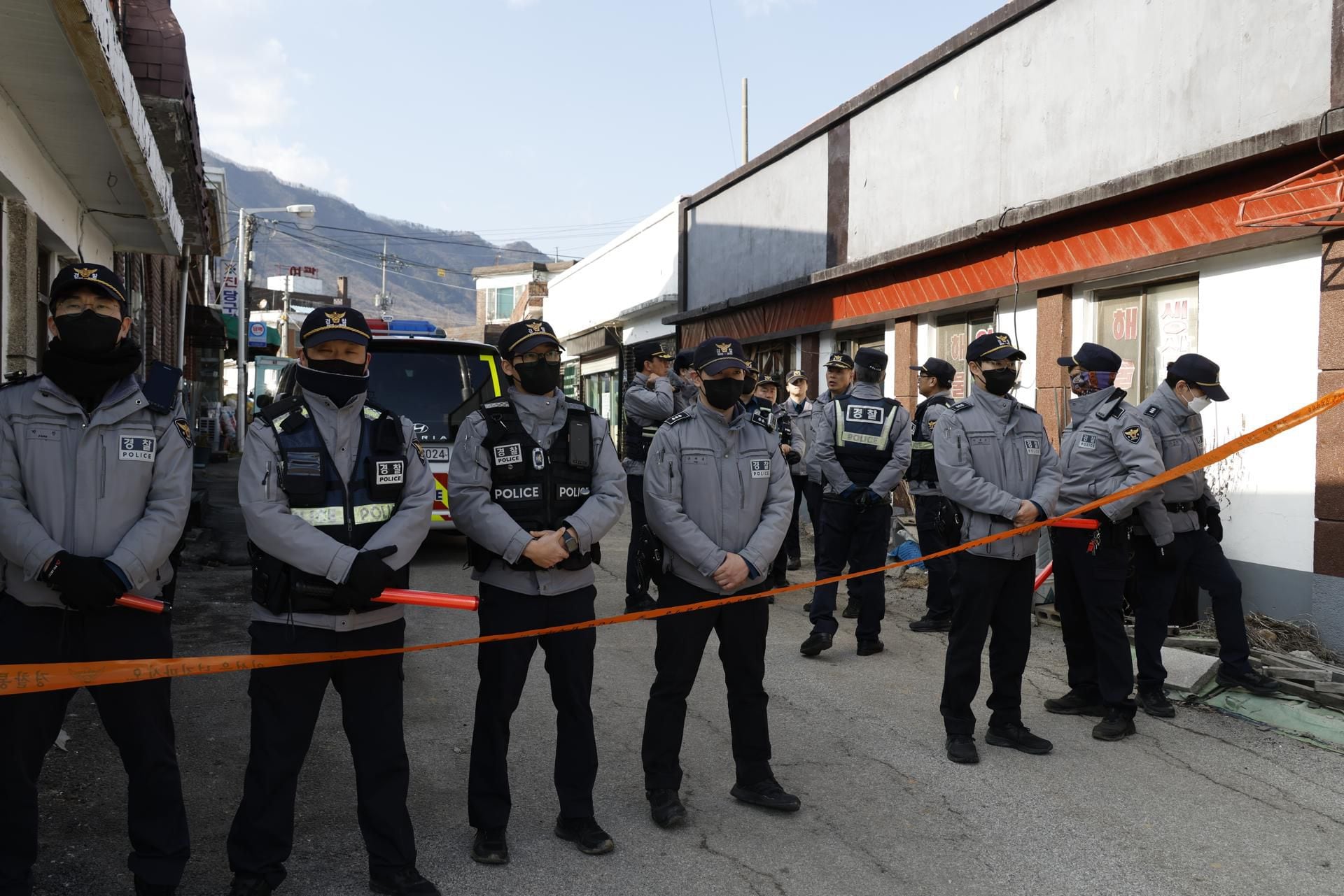 Los policías bloquean el acceso a un pueblo en Pocheon, a unos 50 kilómetros al norte de Seúl, Corea del Sur.