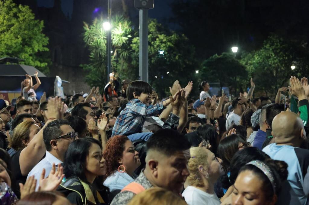 Algunos fanáticos que no alcanzaron entrar al Zócalo lograron ver el concierto de otra manera. (Foto: Gobierno de la CDMX)