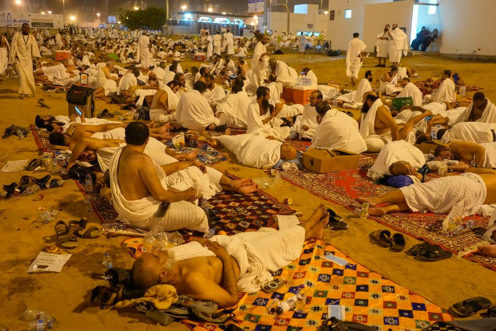 Peregrinos musulmanes descansan en Muzdalifah en el segundo día de la peregrinación anual del haj, cerca de la ciudad santa de La Meca, Arabia Saudí, el 15 de junio de 2024. (AP Foto/Rafiq Maqbool)
