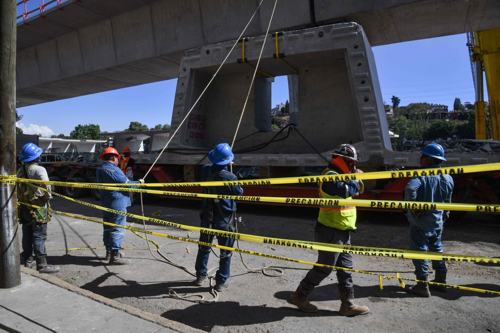 Fue retirada la dovela de concreto del Tren Interurbano México-Toluca, que cayó el pasado 16 de enero mientras se realizaban maniobras sobre la calzada Minas de Arena.