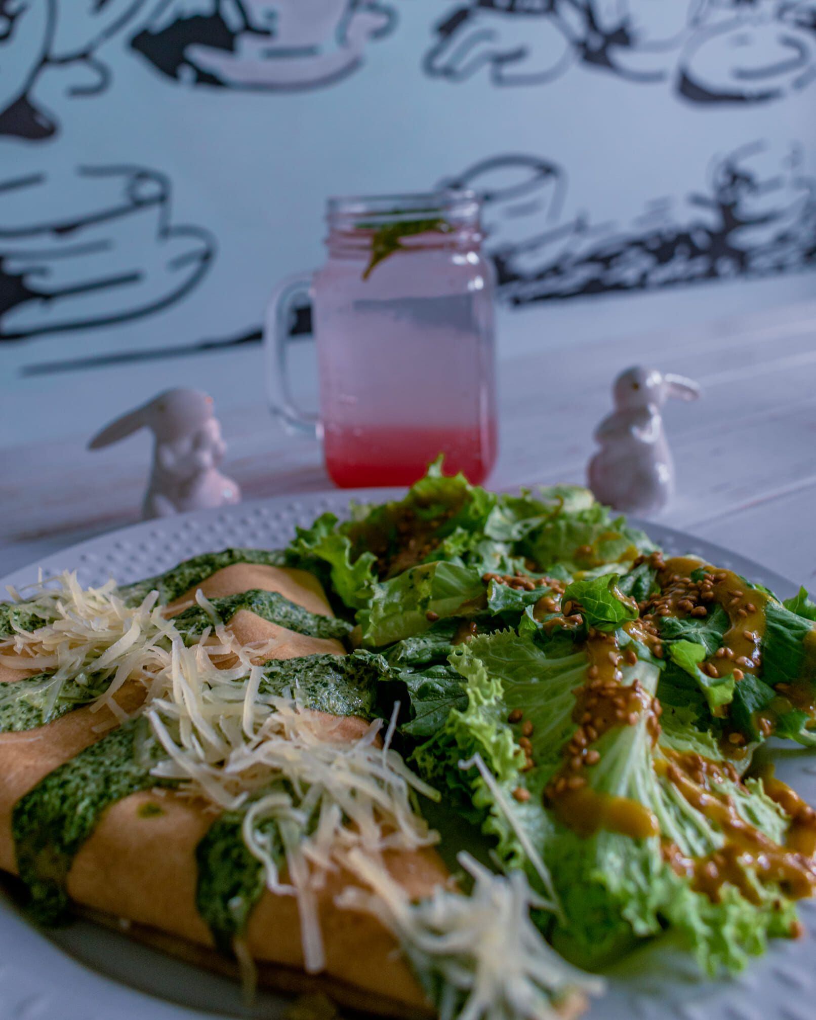 Crepa de la oruga rellena de champiñones con epazote y queso gouda, bañada en salsa de cilantro. (Foto: Facebook / Down The Rabbit Hole).