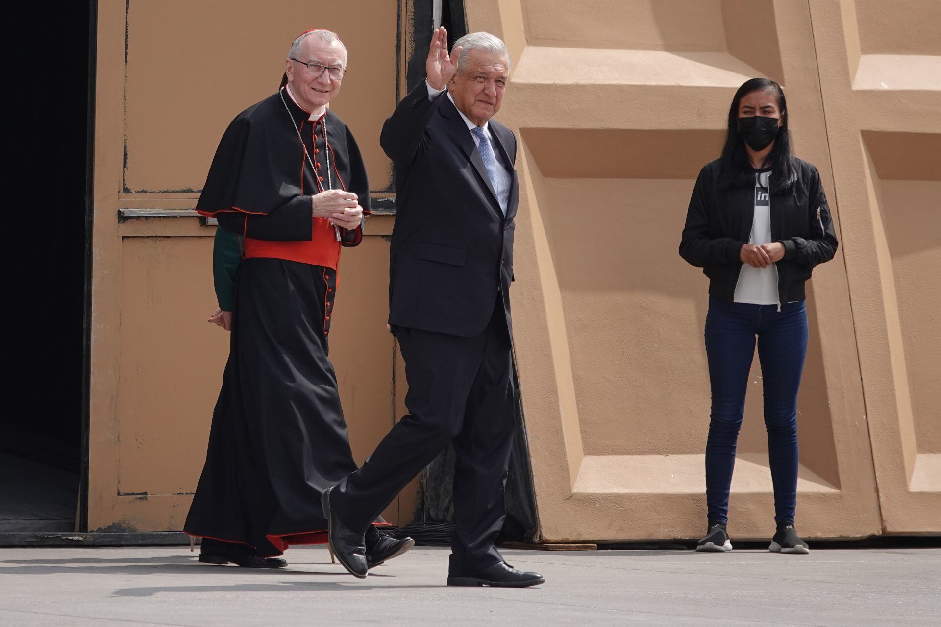 AMLO recorre réplica de la Capilla Sixtina con Pietro Parolin, secretario de Estado del Vaticano