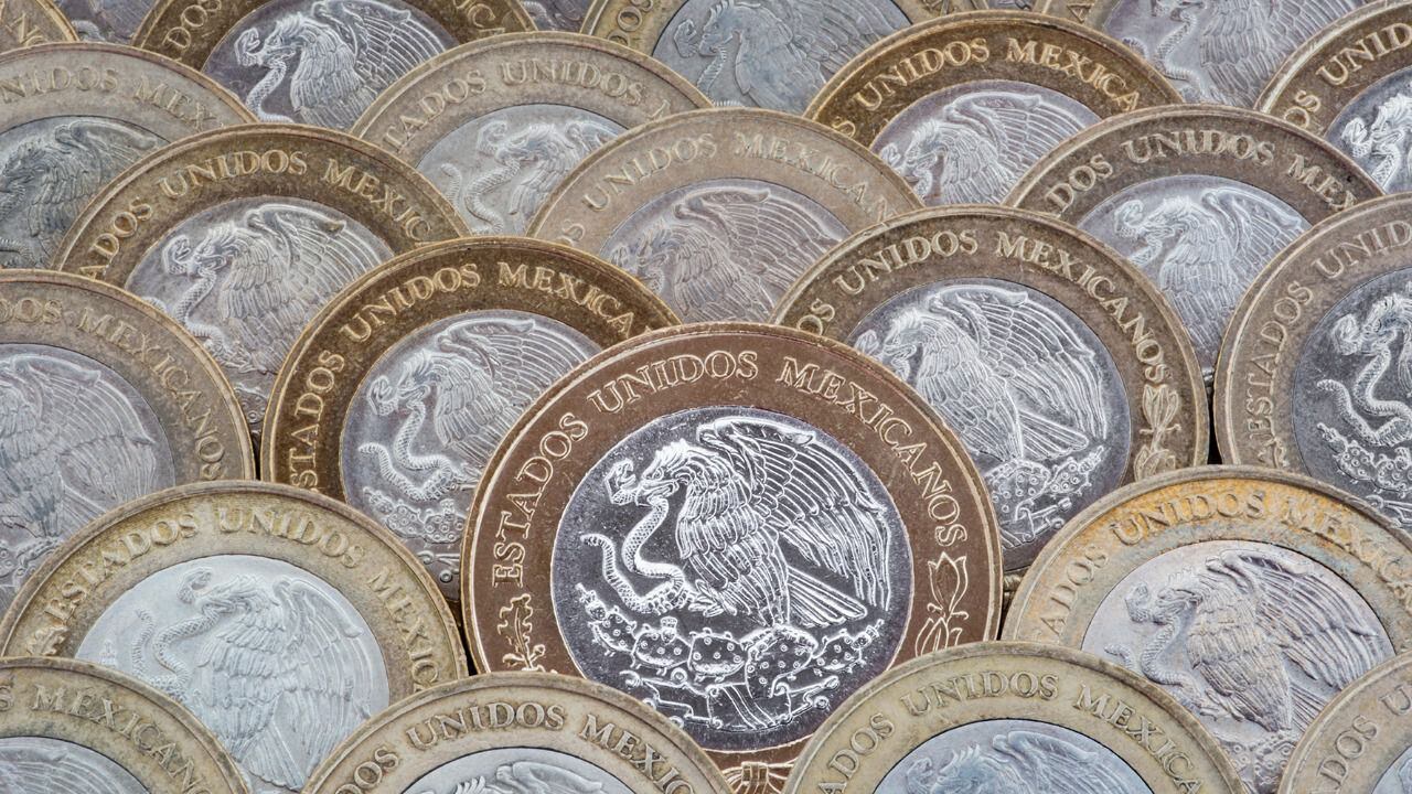 El reto de los 10 pesos y la botella: Cómo ahorrar 10 mil pesos con monedas, según la Condusef