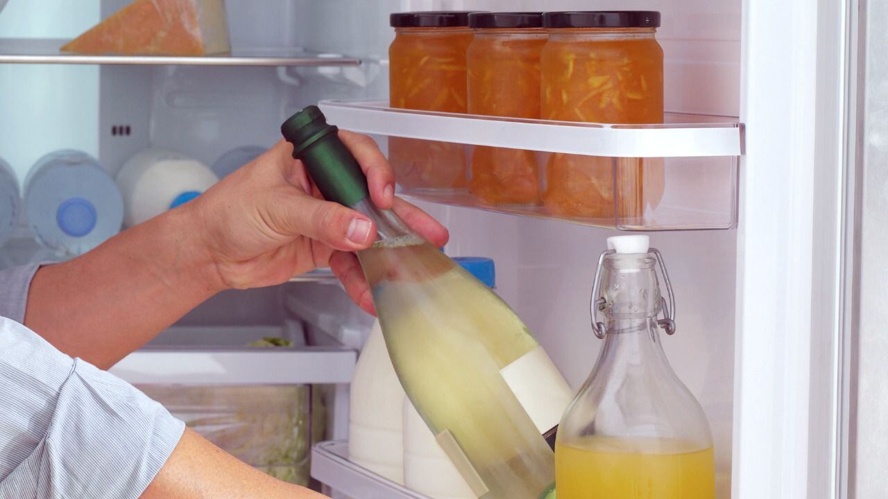 ¿Por qué no debes guardar el vino en el refrigerador? Esto dice una sommelier 