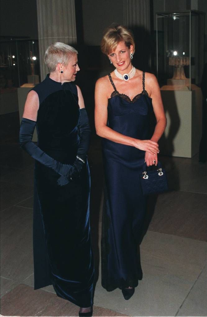 con el bolso Lady Dior en el desfile Met de 1996 en New York. [Fotografía. Associated Press]