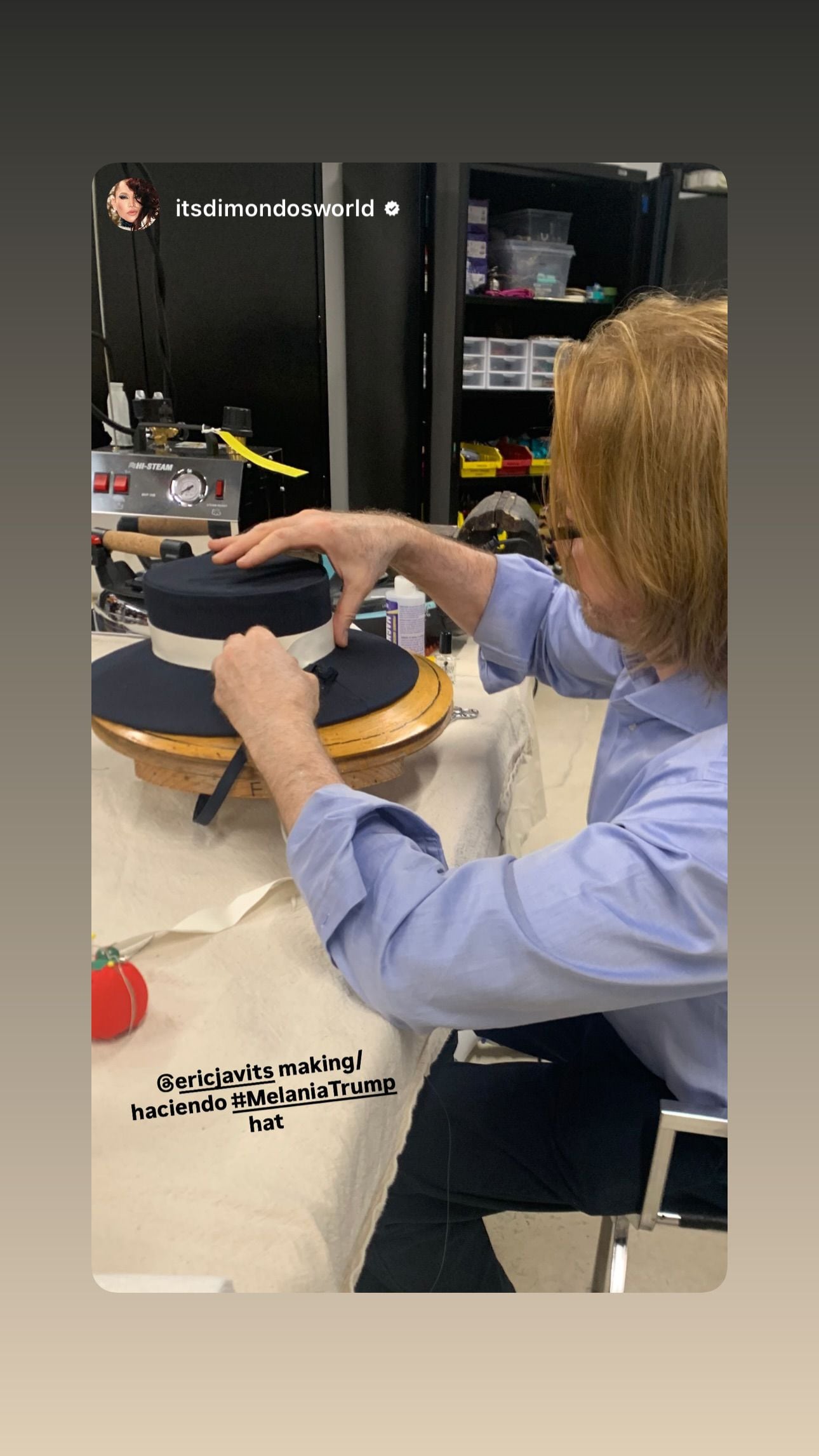 Eric Javits mostró en Instagram el proceso de elaboración del sombrero de Melania. (Foto: Instagram Eric Javits).