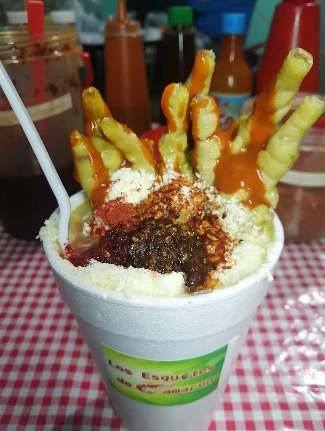 En México suele encontrarse la combinación de patitas con esquites, el vaso tiene entre dos o tres piezas. (Foto: Facebook / Los Esquites del Camarón).